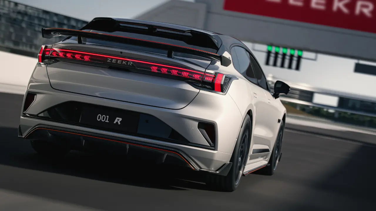 Zeekr 001 FR Branco em movimento