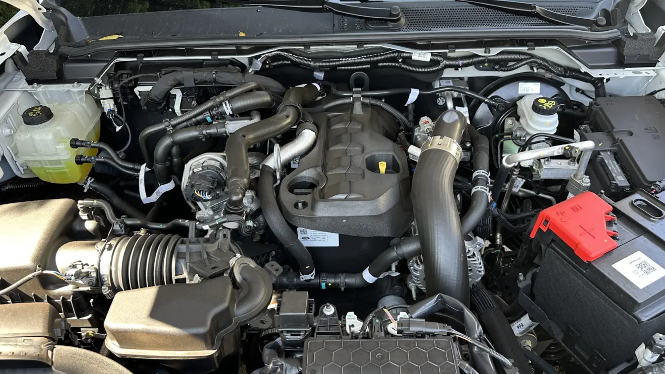 Motor da caminhonete Ford Ranger XL visto do alto
