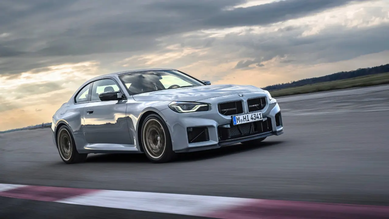 BMW M2 CS prata em movimento na pista