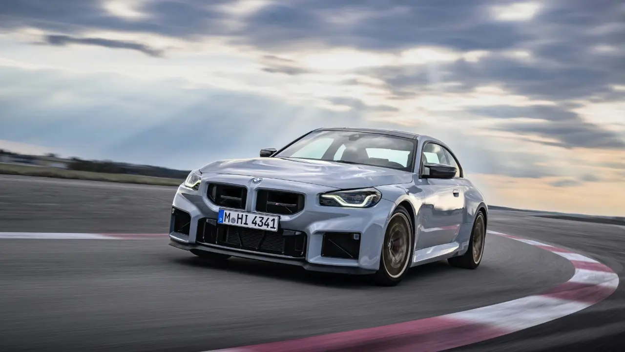 BMW M2 CS prata em movimento na pista
