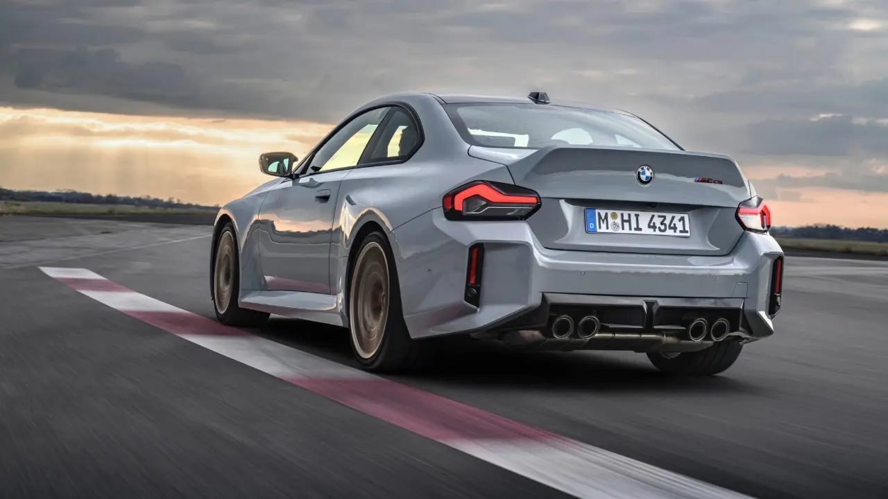 BMW M2 CS prata em movimento na pista