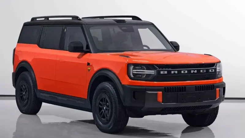 Ford Bronco com extensor de alcance laranja visto de frente