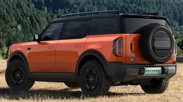 Ford Bronco com extensor de alcance laranja visto de trás