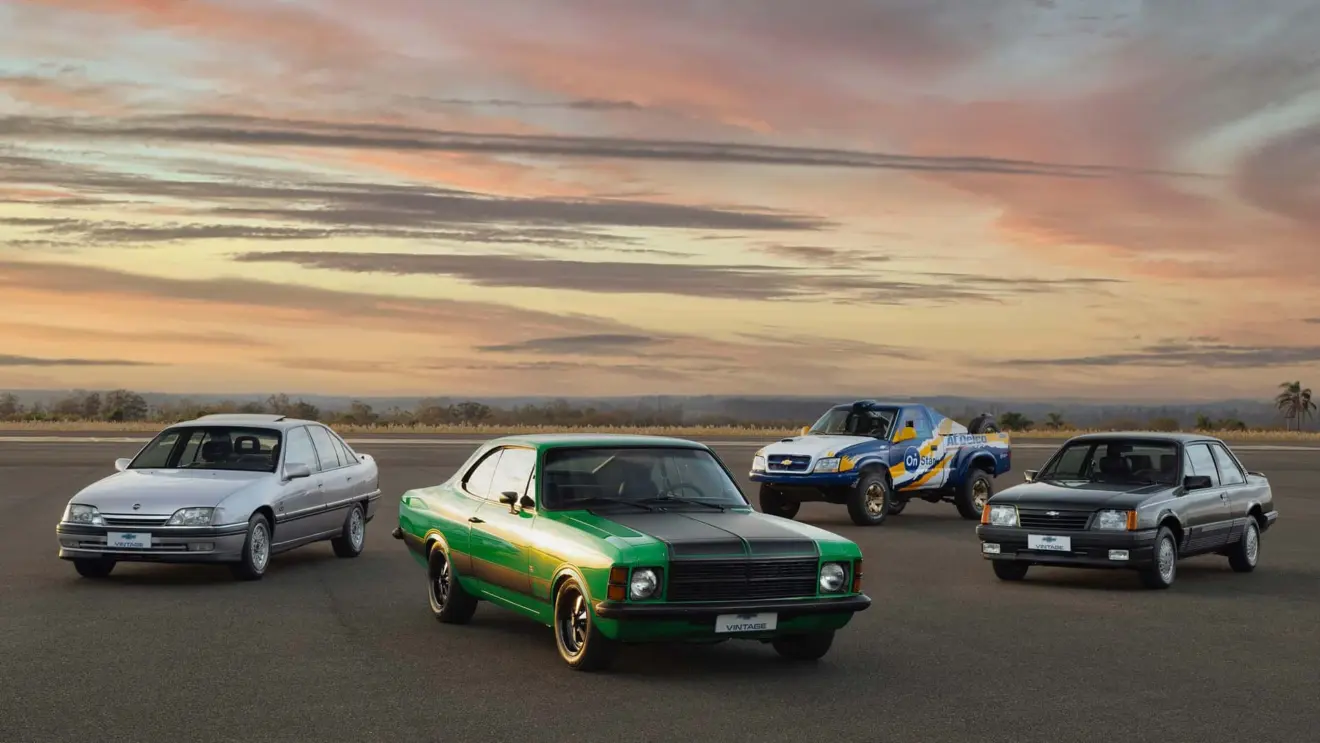 Carros da GM Vintage visto de frente