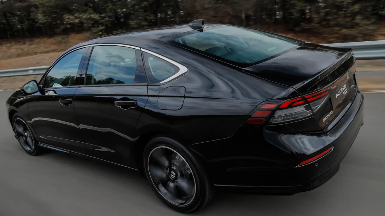 Honda Accord Advanced Hybrid 2025 preto visto de trás