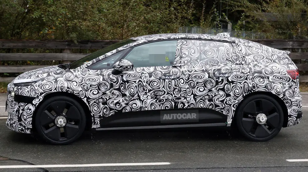 protótipo de novo SUV elétrico da Audi visto de lado e camuflado de preto e branco