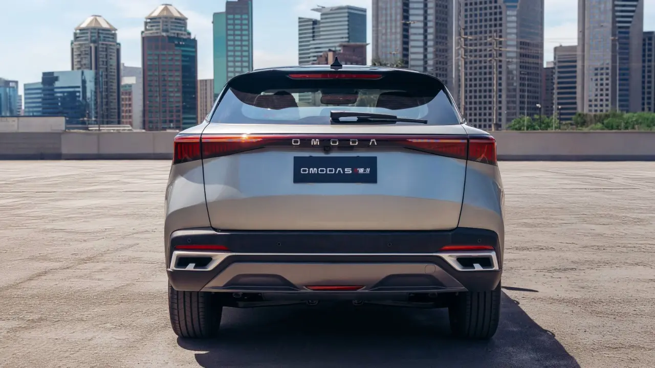 Omoda 5 visto de trás estático