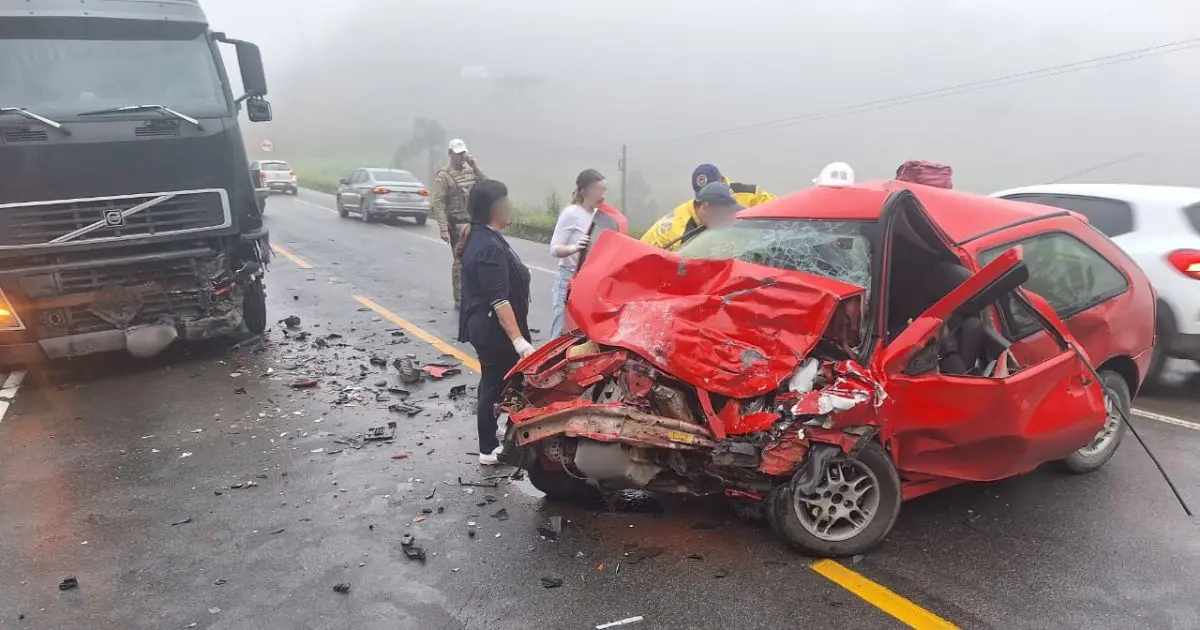 Volkswagen Gol vermelho destruído após acidente na SC-418